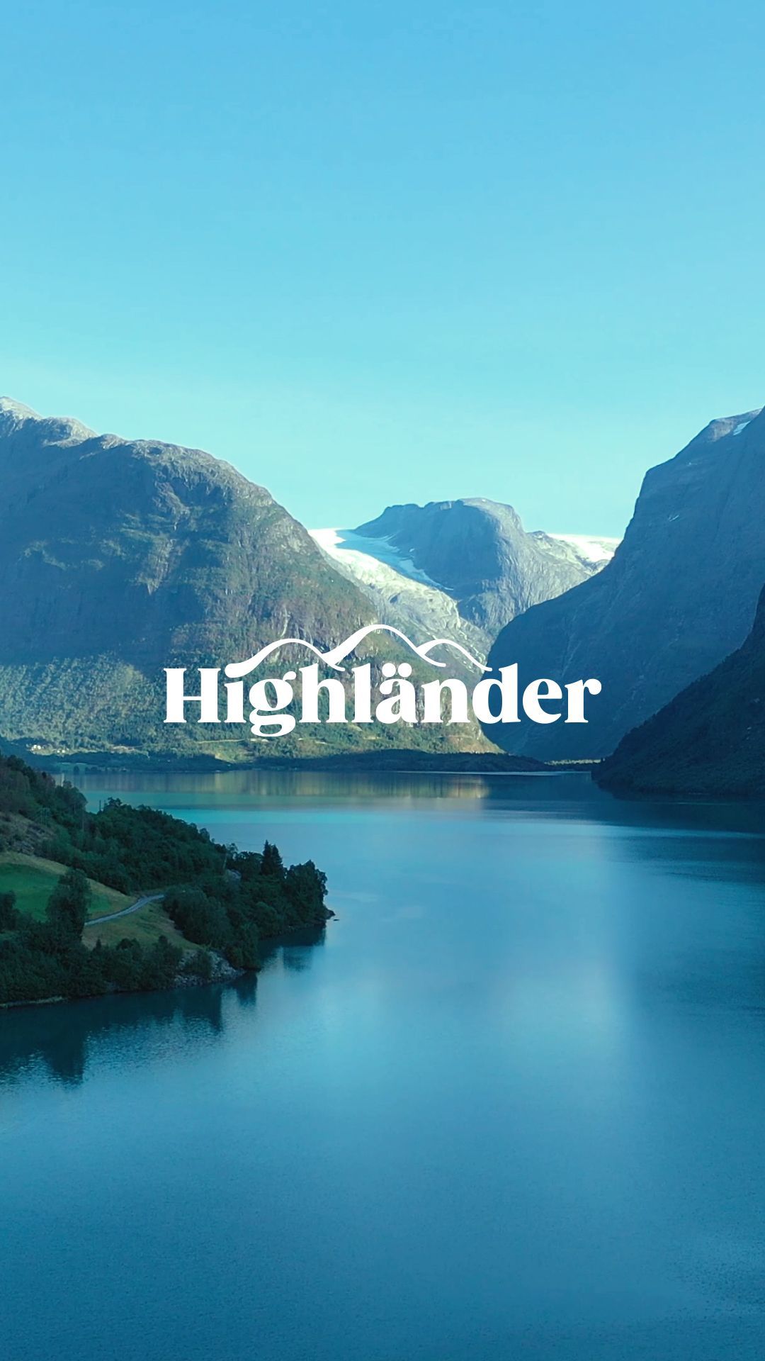 Kamera fährt über eine Berg-See-Landschaft, darüber liegt das Logo.