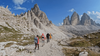 Eine Wandergruppe wandert eine Gebirgskette entlang. 