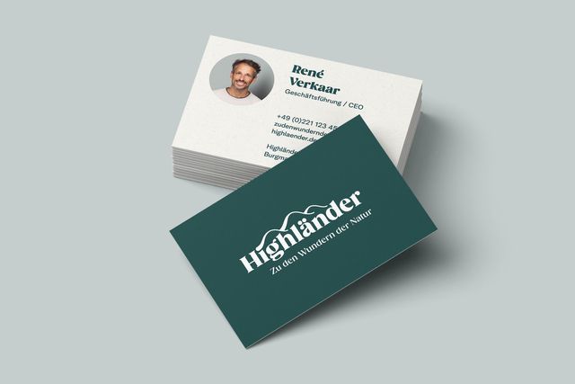 Die Vorder- und Rückseite der Visitenkarte mit Bild des Ansprechpartners.