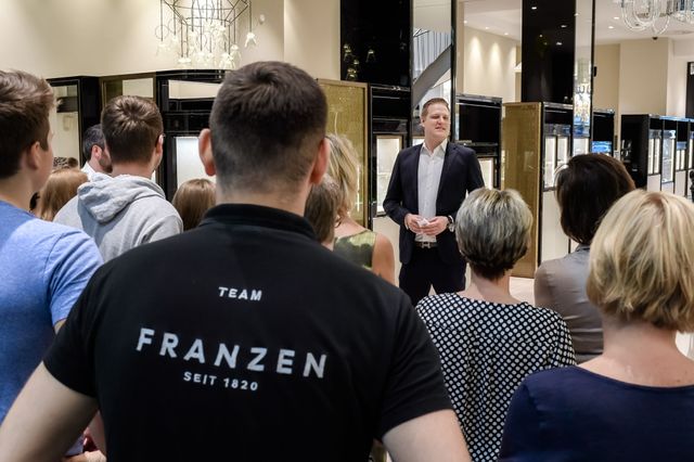 Mitarbeitende im Austausch mit der Geschäftsführung.