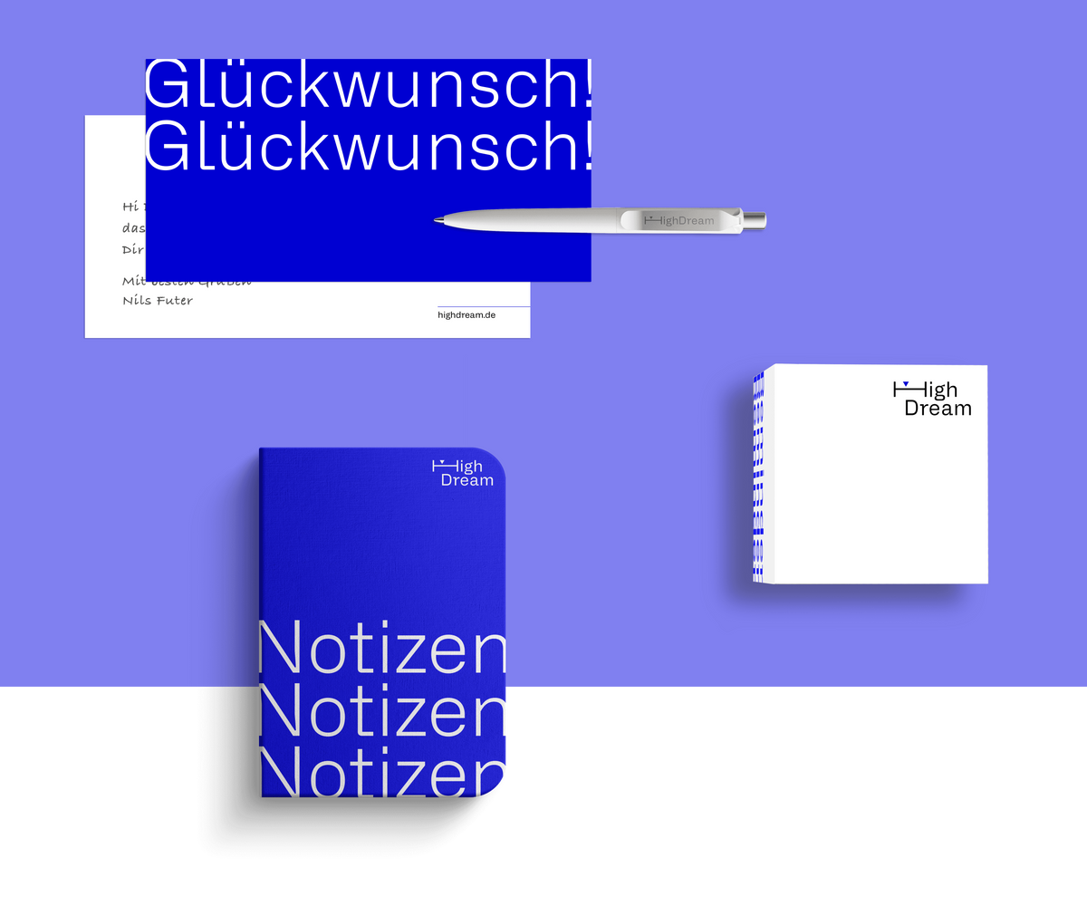 Darstlelung der Complimentary Card mit Kugelschreiber, einem Zettelblock und einem Notizbuch.