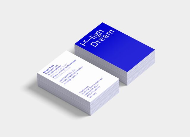Reduziertes Design stärkt den ersten Eindruck der Marke. Vorder- und Rückseite der Visitenkarten.