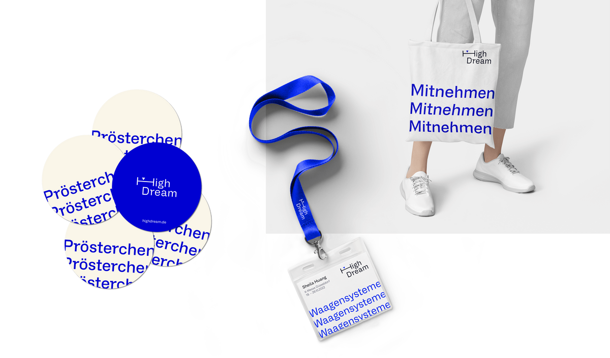 Kleine Give-aways verlängern charmant den Markenmoment. Bierdeckel, Besucherausweis und Person mit Beutel in der Hand.
