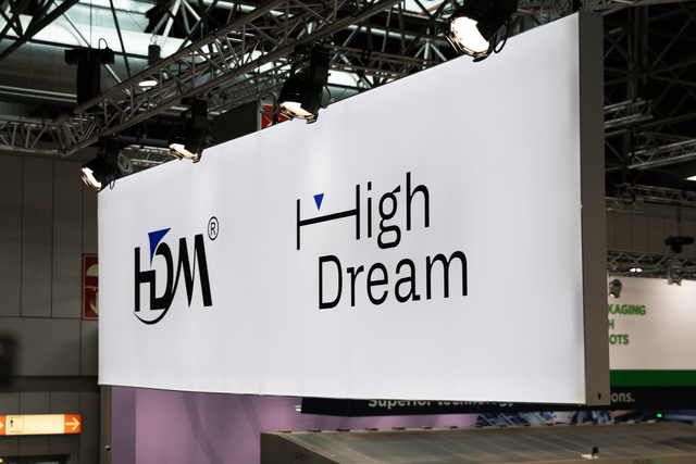 Deckensegel mit Logo von Highdream und HDM.