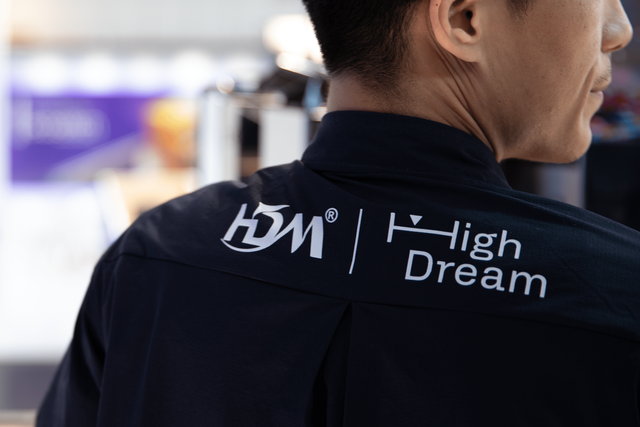 Rückseite eines T-Shirts mit Logo von Highdream und HDM.