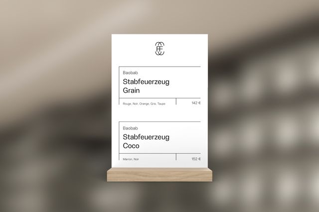 Aufsteller mit Holzstand für Preisangaben.