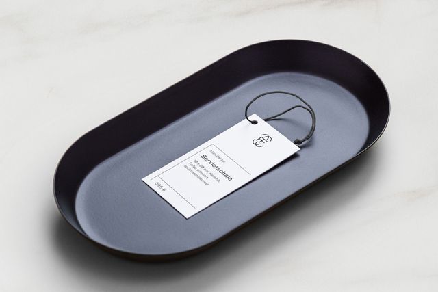 Das im neuen Design gestaltete Hangtag liegt auf einer Servierschale.