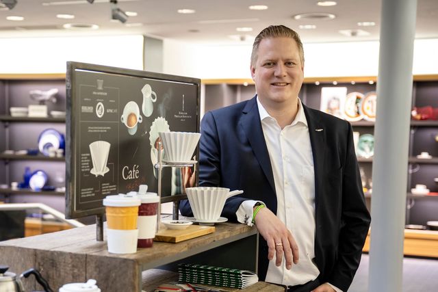 Geschäftsführer Peter Franzen steht im Verkaufsraum.