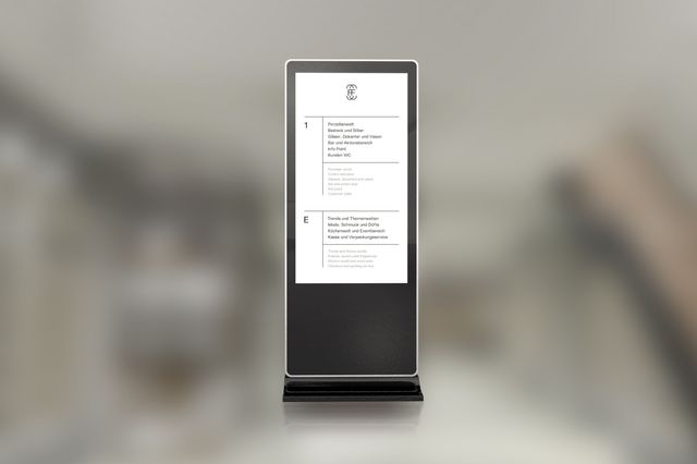 Display mit Informationen zu den jeweiligen Etagen im Verkaufsraum.