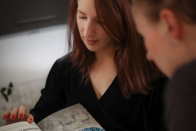 Zwei Personen schauen sich ein Kochbuch an.