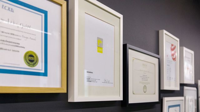 Zertifikate und Auszeichnungen einer Branding Agentur in Bilderrahmen an der Wand.