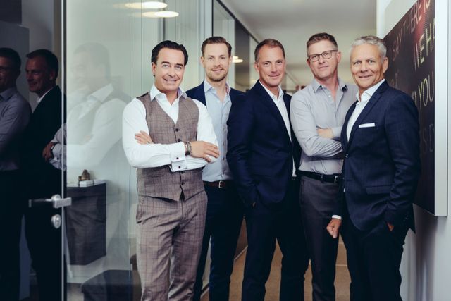 Die fünf Gesellschafter von Anteon im Büro