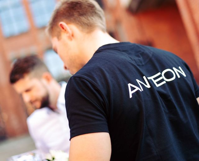 Mitarbeiter in T-Shirt mit Anteon-Schriftzug
