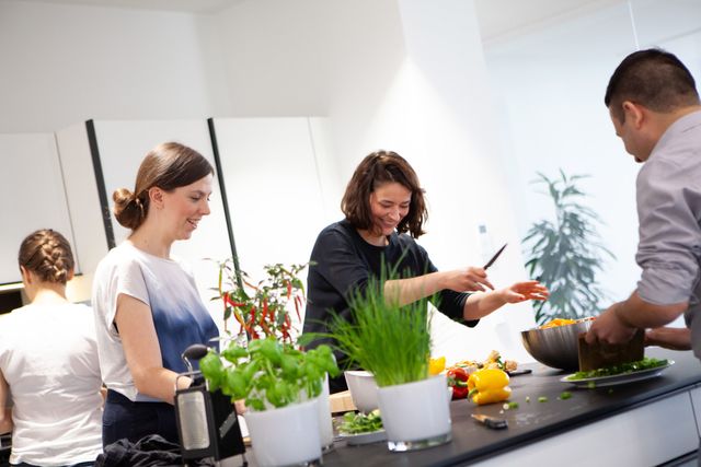 Das Team von arndtteunissen kocht zusammen in der agentureigenen Küche