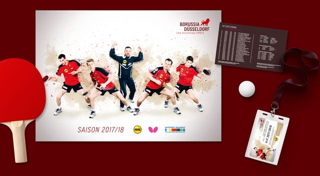 Borussia Plakat aus der Saison 2017/18 liegend neben einer Autogrammkarte und einer V.I.P.-Karte