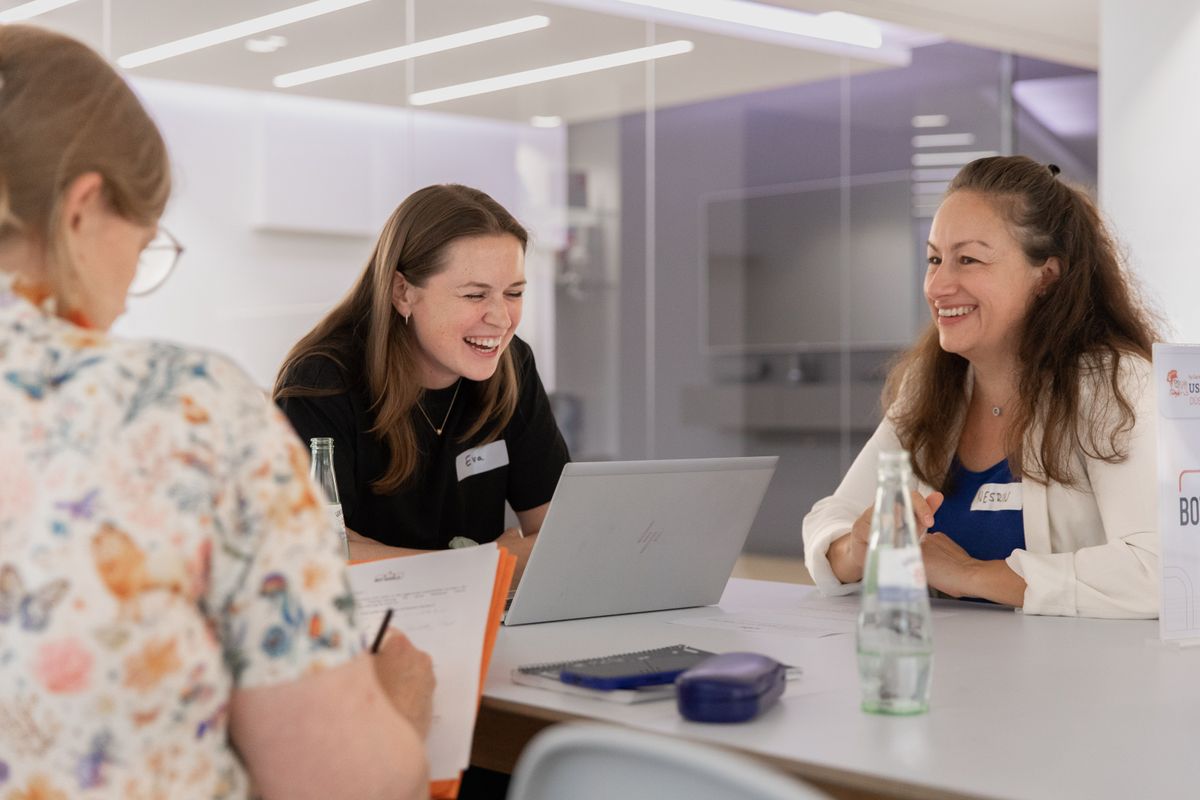 Ein UX Pizza Testessen fördert kollaboratives Nutzerfeedback, praxisnahe Produktentwicklung und nutzerzentriertes Design durch interaktive Workshops. Teilnehmende diskutieren beim UX Pizza Testessen gemeinsam digitale Konzepte, testen Anwendungen und sammeln wertvolles Nutzerfeedback in einer offenen Workshop-Atmosphäre.