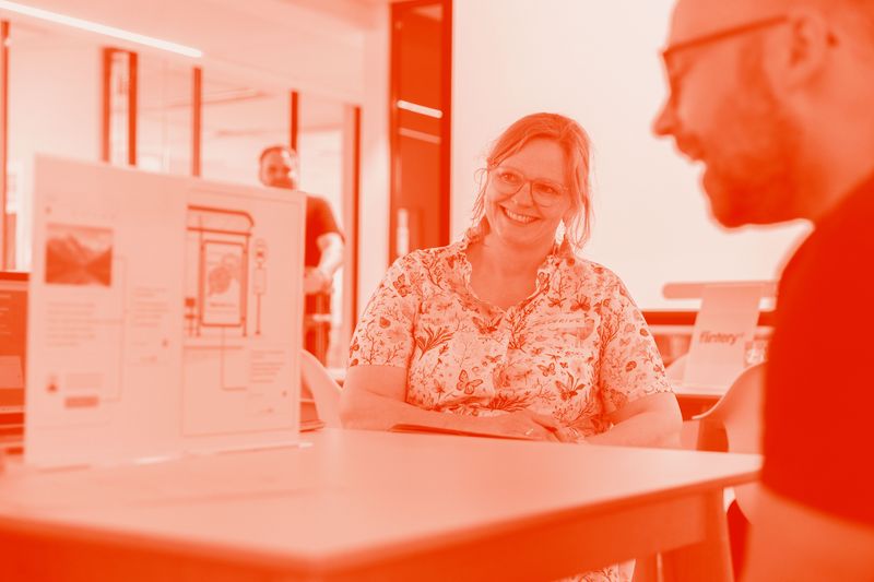Pair Programming und kollaborative Problemanalyse fördern im UX-Workshop den Wissensaustausch, effiziente Produktentwicklung und nutzerzentrierte digitale Lösungen. Zwei Teilnehmende arbeiten im UX-Workshop gemeinsam an einem Laptop, diskutieren Lösungsansätze und entwickeln digitale Konzepte in enger Zusammenarbeit.
