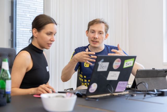 Pair Programming im UX-Workshop fördert Wissensaustausch, effiziente Problemlösung und die gemeinsame Entwicklung nutzerzentrierter digitaler Produkte. Zwei Teilnehmende arbeiten im UX-Workshop gemeinsam an einem Laptop und entwickeln digitale Lösungen durch Pair Programming und kollaborative Analyse.