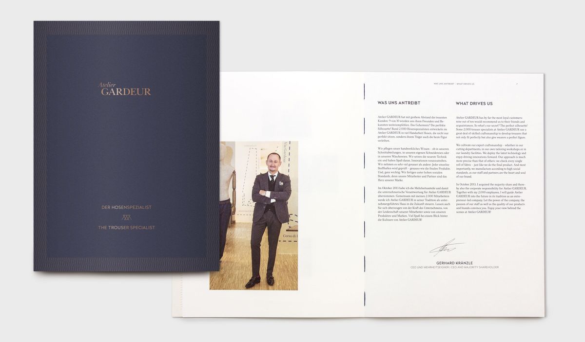 Die Titelseite des Gardeur-Brandbooks liegt auf einer aufgeschlagenen Doppelseite aus dem Innenteil