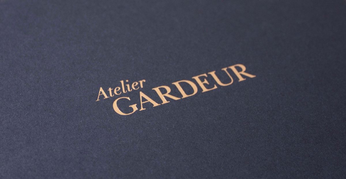 Nahaufnahme der Wortmarke von Atelier Gardeur auf der Titelseite des Brandbook