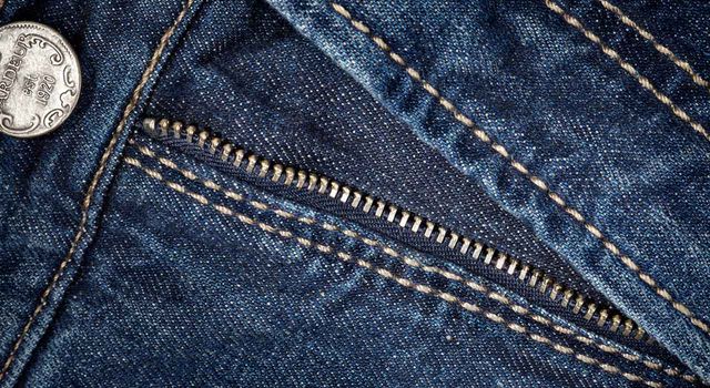 Detailansicht eines fotografierten Reißverschlusses einer Jeans