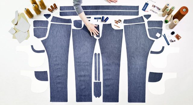 Draufsicht auf alle Einzelteile einer Jeanshose