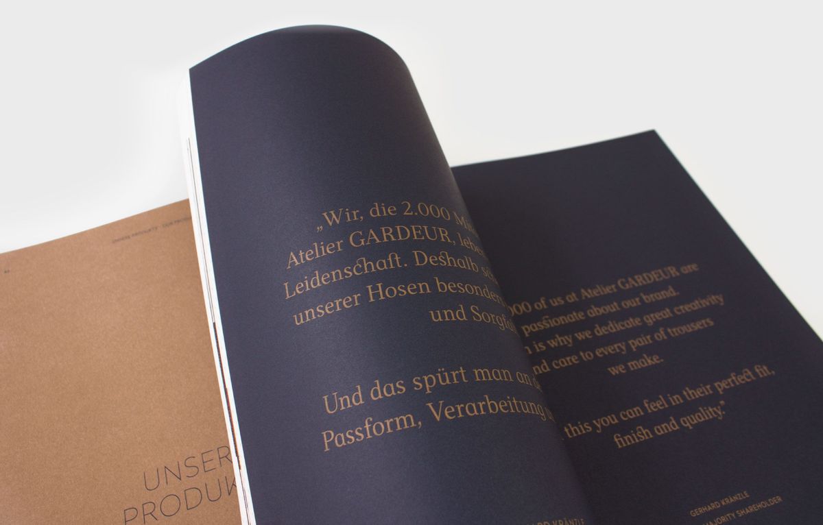 Eine aufgeschlagene Doppelseite zeigt ein Zitat des Geschäftsführers von Atelier Gardeur, Gerhard Kraenzle