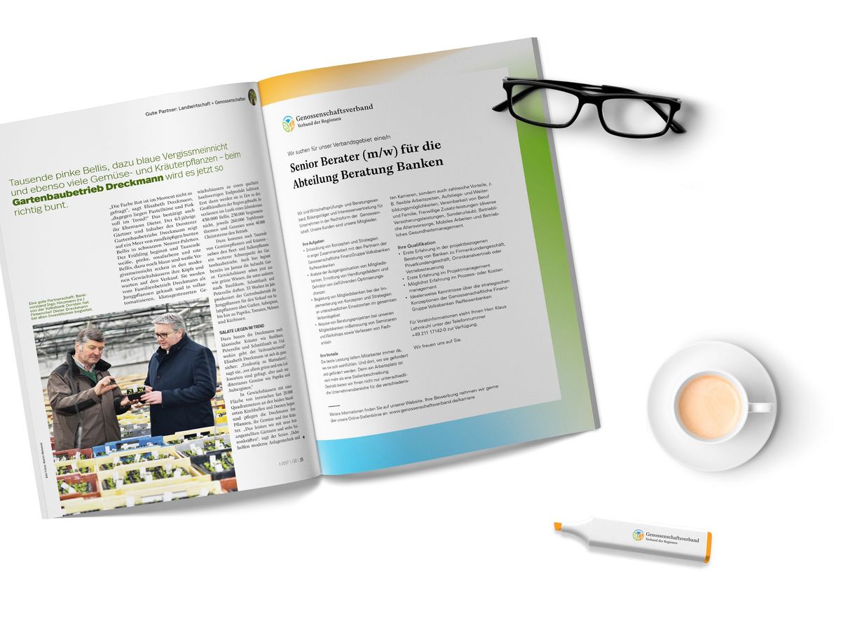 Ein aufgeschlagenes Magazin mit einer Stellenanzeige des Genossenschaftsverbandes liegt auf einem Schreibtisch