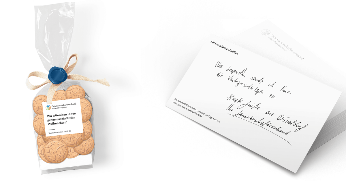 Handschriftlich beschriebene Complimentary Cards und eine Tüte Kekse als Werbegeschenk des Genossenschaftsverbandes