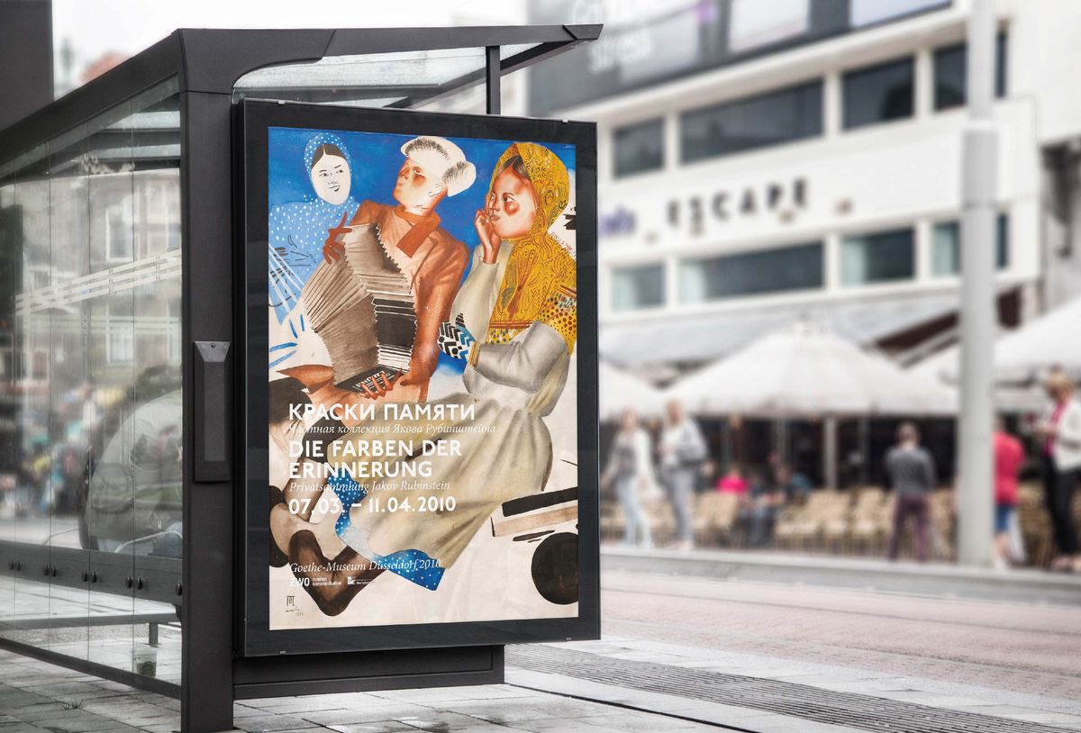 Abbildung des Plakats zur Ausstellung an einer Bushaltestelle
