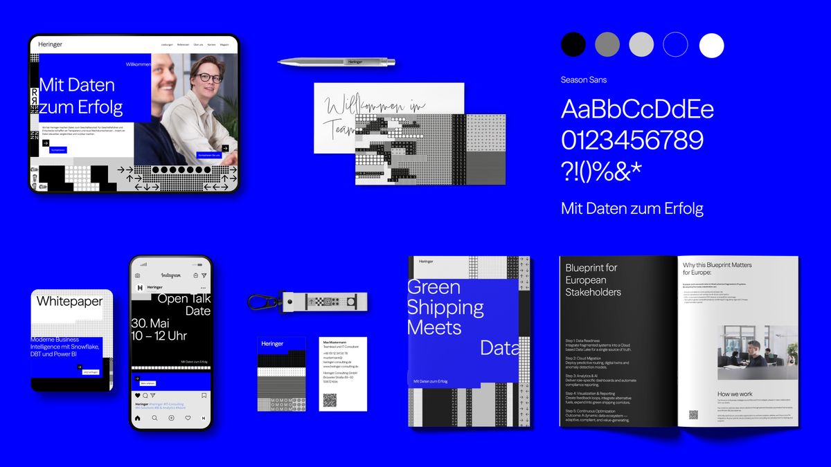 Verschiedene Digital- und Printmedien auf einem blauen Untergrund.