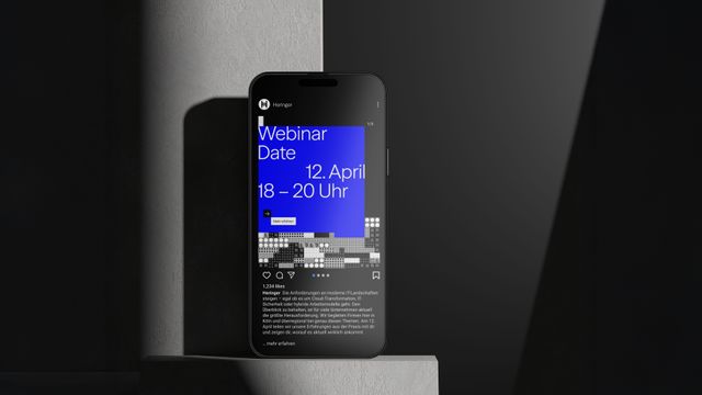 Abbildung eines stehenden iphones mit geöffnetem Social Media Auftritt.