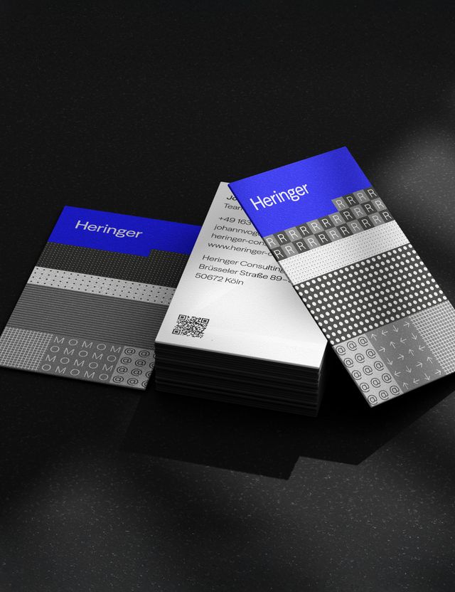 Die Vorder- und Rückseite der Visitenkarte.