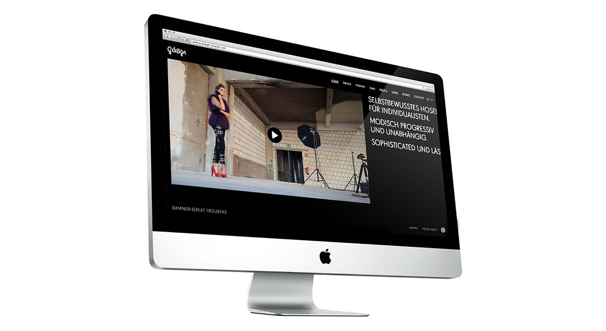 Ein großer Bildschirm zeigt die Startseite des Internetauftritts für G Design