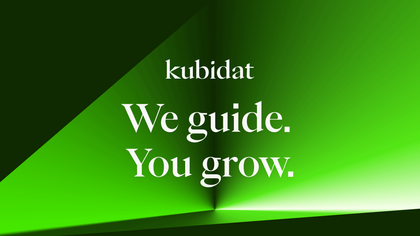 Corporate Design Keyvisual von Kubidat mit Claim „We guide. You grow.“ in markanter grüner Farbgestaltung.