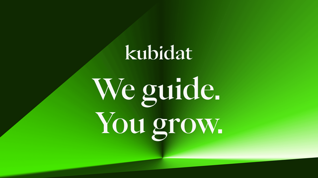 Corporate Design Keyvisual von Kubidat mit Claim „We guide. You grow.“ in markanter grüner Farbgestaltung.
