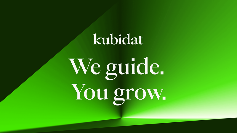 Kubidat Keyvisual und Claim Corporate Design Keyvisual von Kubidat mit Claim „We guide. You grow.“ in markanter grüner Farbgestaltung.