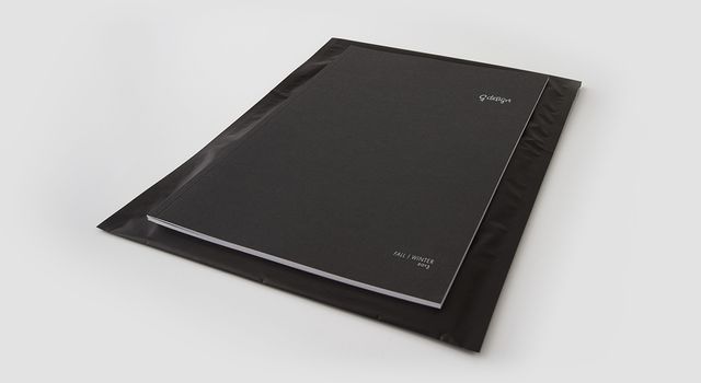 G Design Lookbook liegt geschlossen auf einem Snazzy Bag