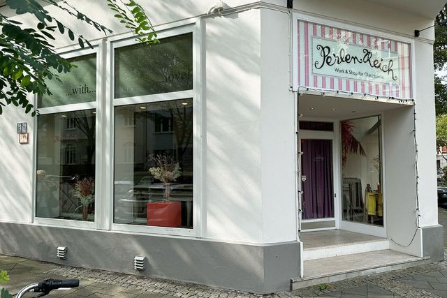 Der Eingangsbereich des Geschäfts von Perlenreich in Düsseldorf