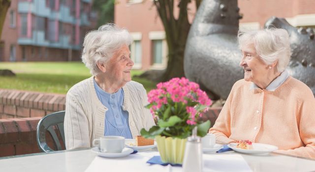 Zwei Bewohnerinnen des Sankt Marien Seniorenhauses trinken gemeinsam Kaffee