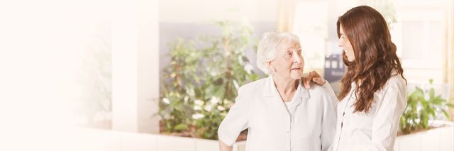 Fotografie zeigt eine Seniorin mit einer jüngeren Frau