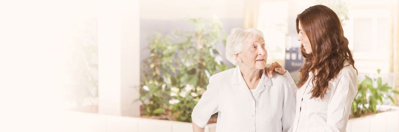 Fotografie zeigt eine Seniorin mit einer jüngeren Frau
