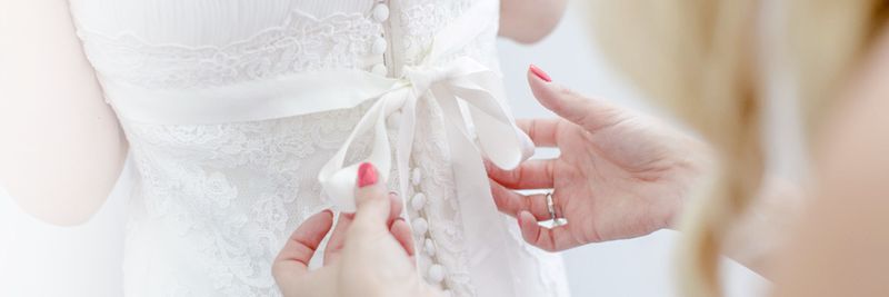 Sophie Hofer von Soho Weddings kümmert sich um eine Braut in Vorbereitung auf ihre Hochzeit