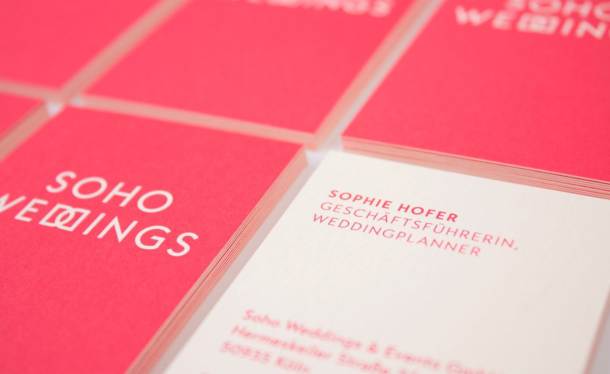 Detailaufnahme der Visitenkarten von Sophie Hofer gedruckt auf hochwertigem Papier mit einer Sonderfarbe