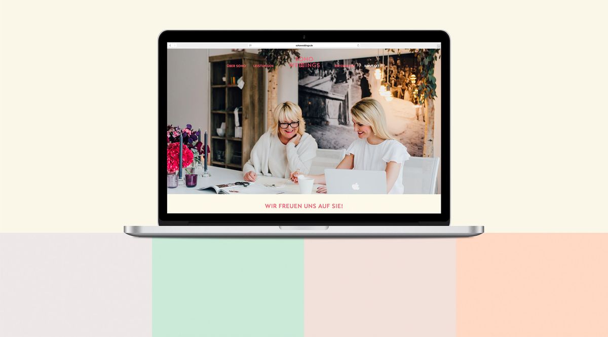 Laptop zeigt einen Screenshot der Internetseite von Soho Weddings 