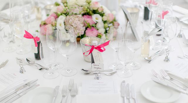 Ein dekorierter Tisch auf einer Hochzeit