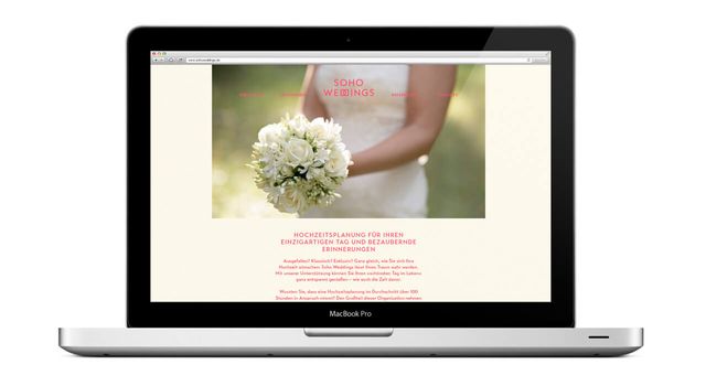 Ein Laptop zeigt die Startseite der Internetpräsenz von Soho Weddings