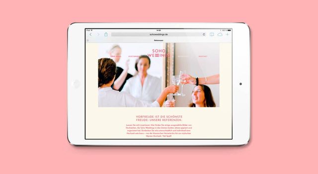 Ein Tablet zeigt den Headerbereich der Referenzen Seite auf der Website von Soho Weddings