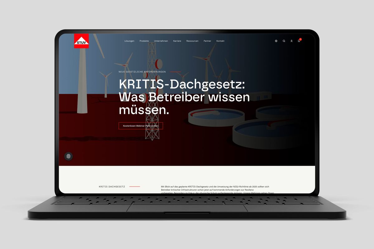 Laptop zeigt die Landingpage eines Industrieunternehmens mit Informationen zu einem Webinar zum KRITIS-Dachgesetz.