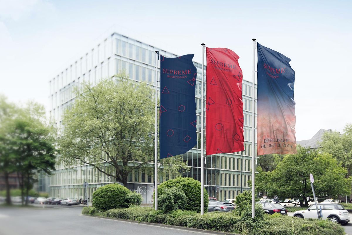 Drei Hissflaggen für die Messe "Women&Men" vor dem Ausstellungsgebäude in Düsseldorf